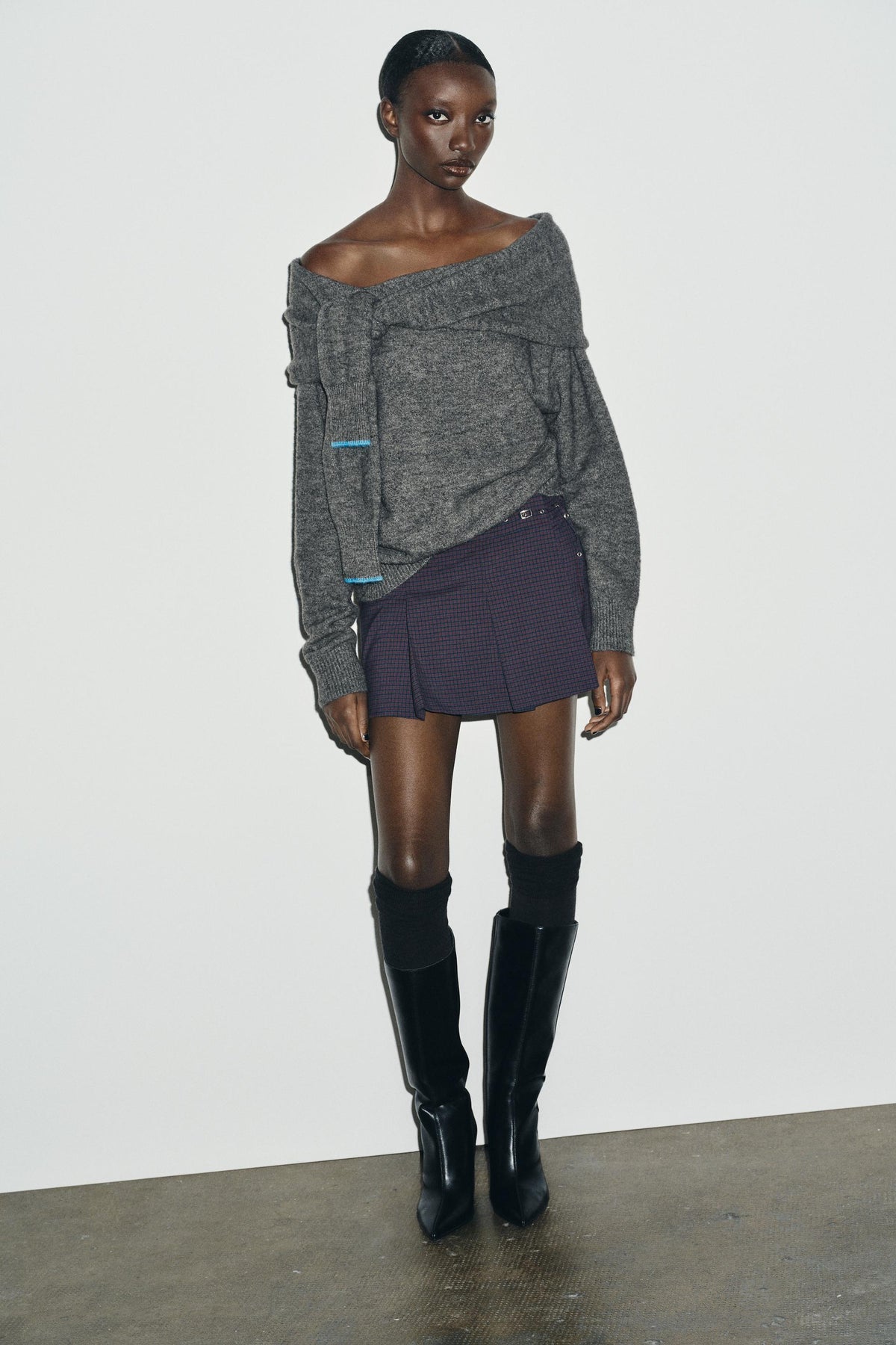 Strickpullover mit schulterfreiem Ausschnitt