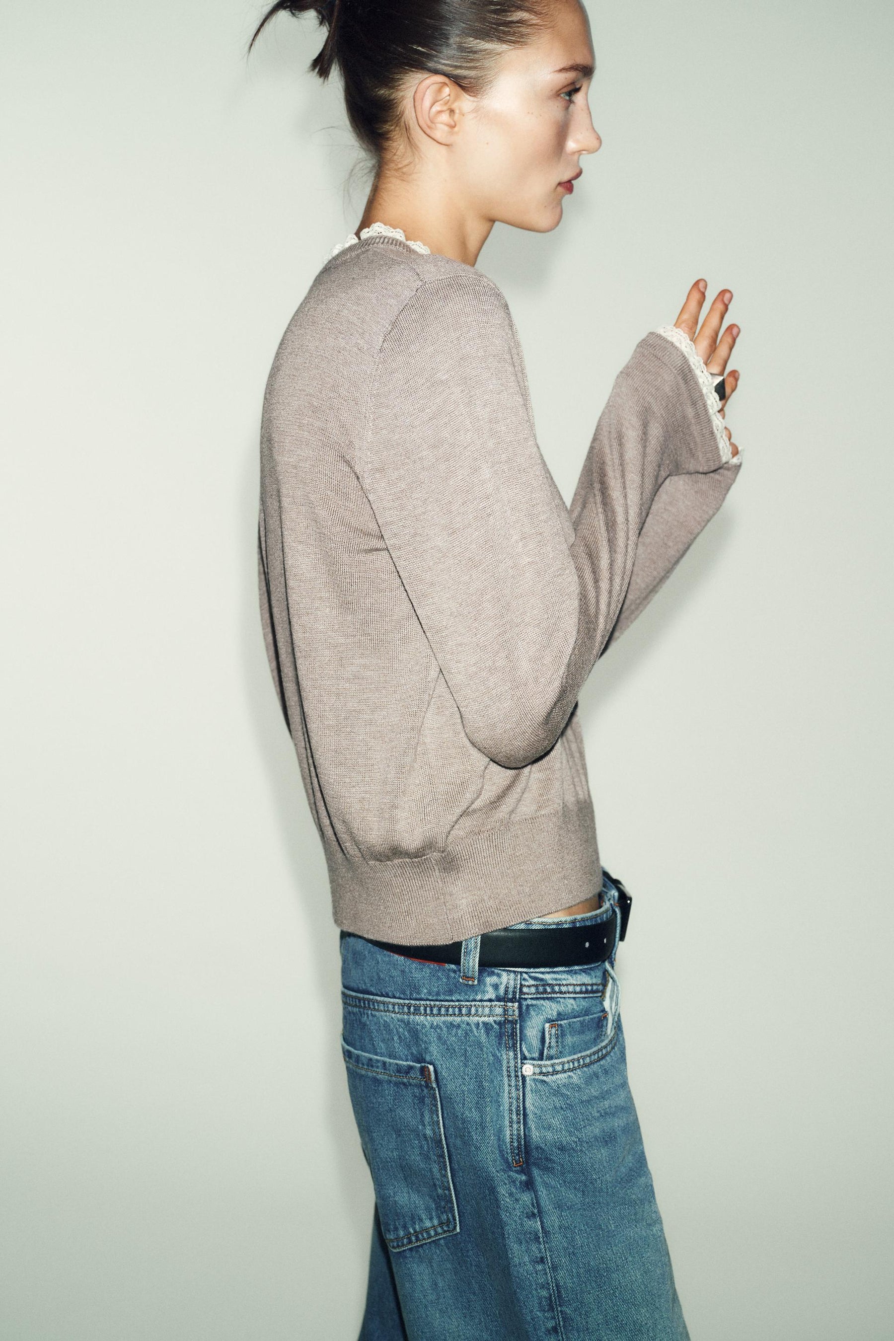 Strickjacke mit Spitzenbesatz