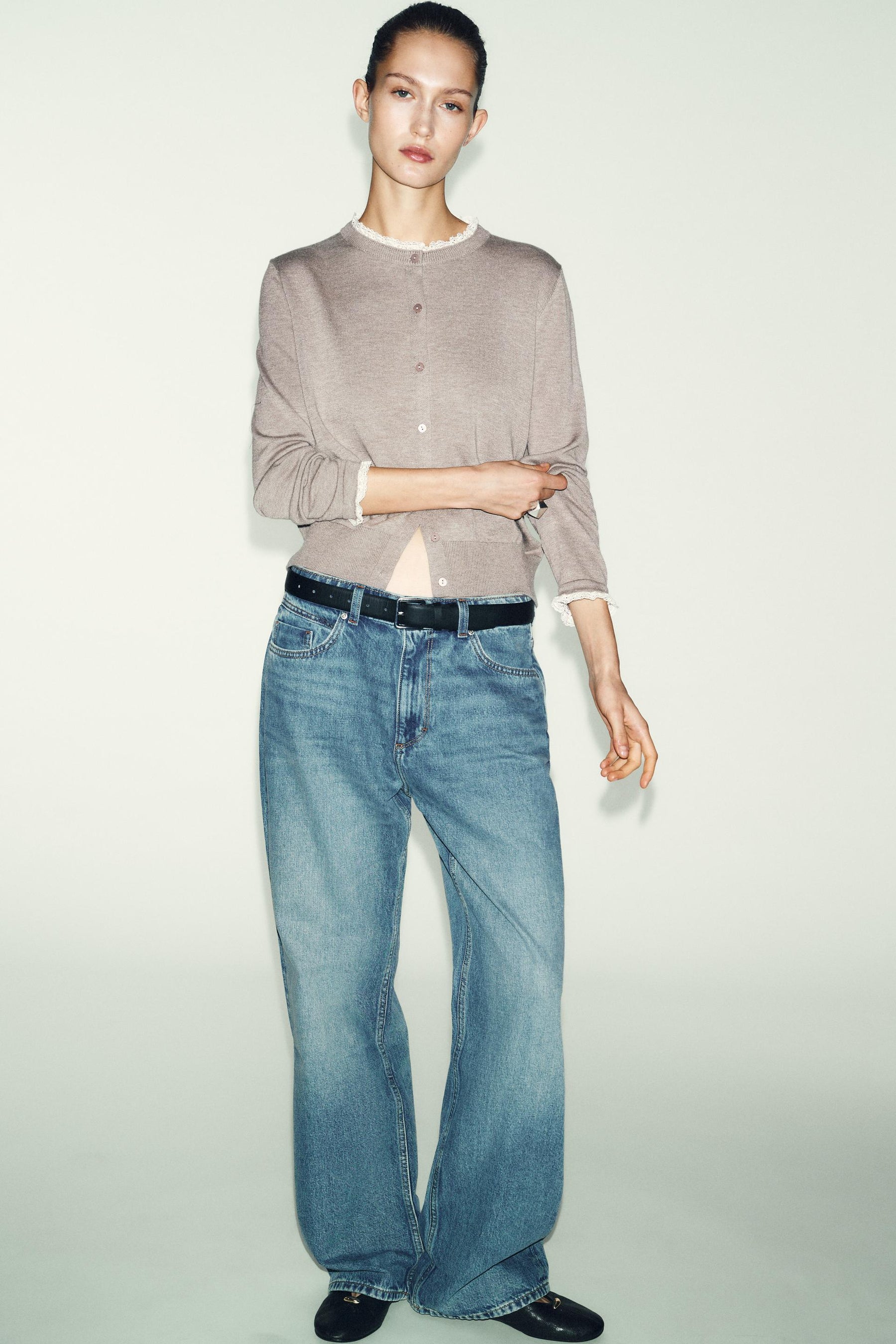 Strickjacke mit Spitzenbesatz