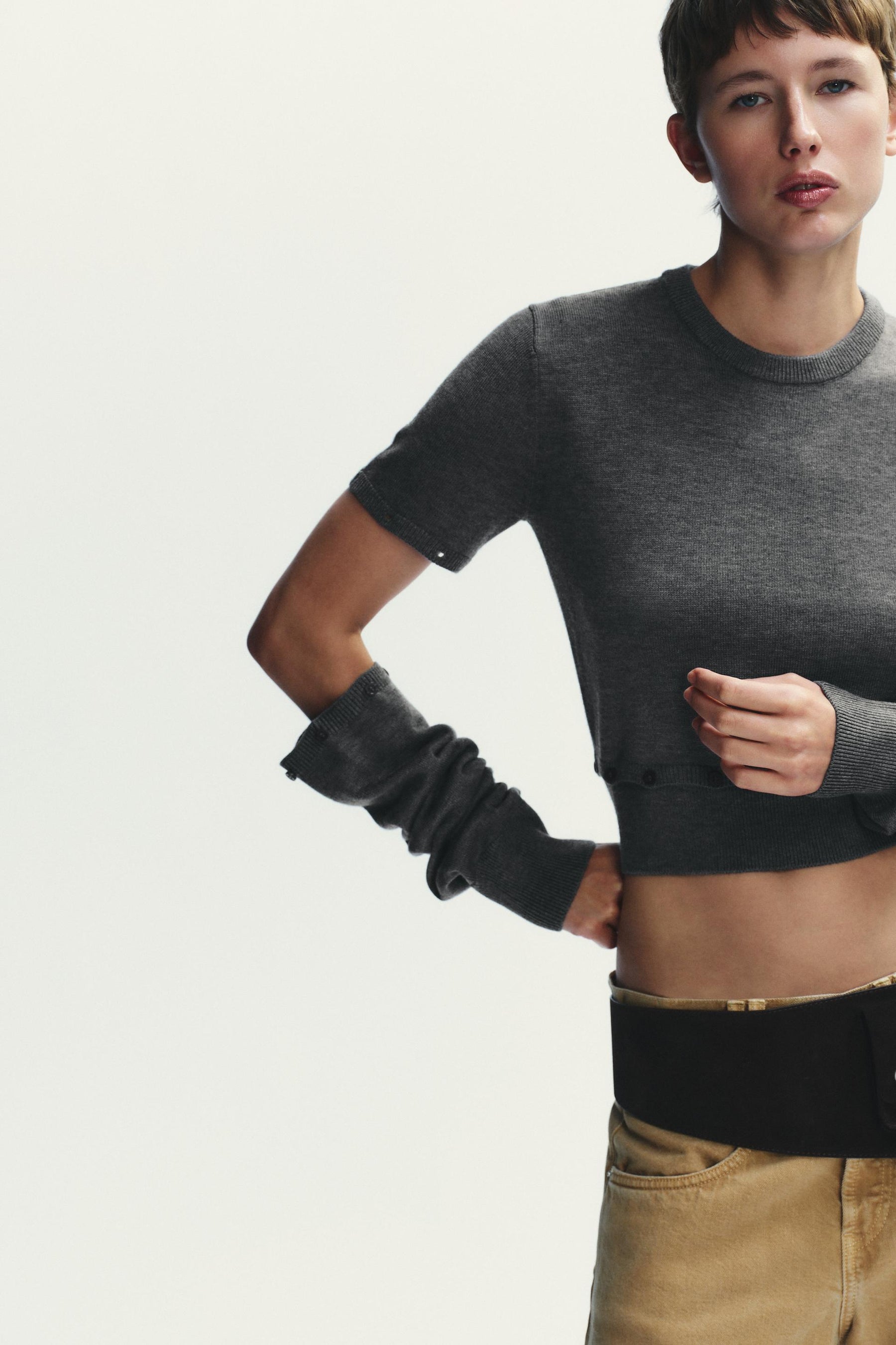 GESTRICKTER PULLOVER MIT KNÖPFEN