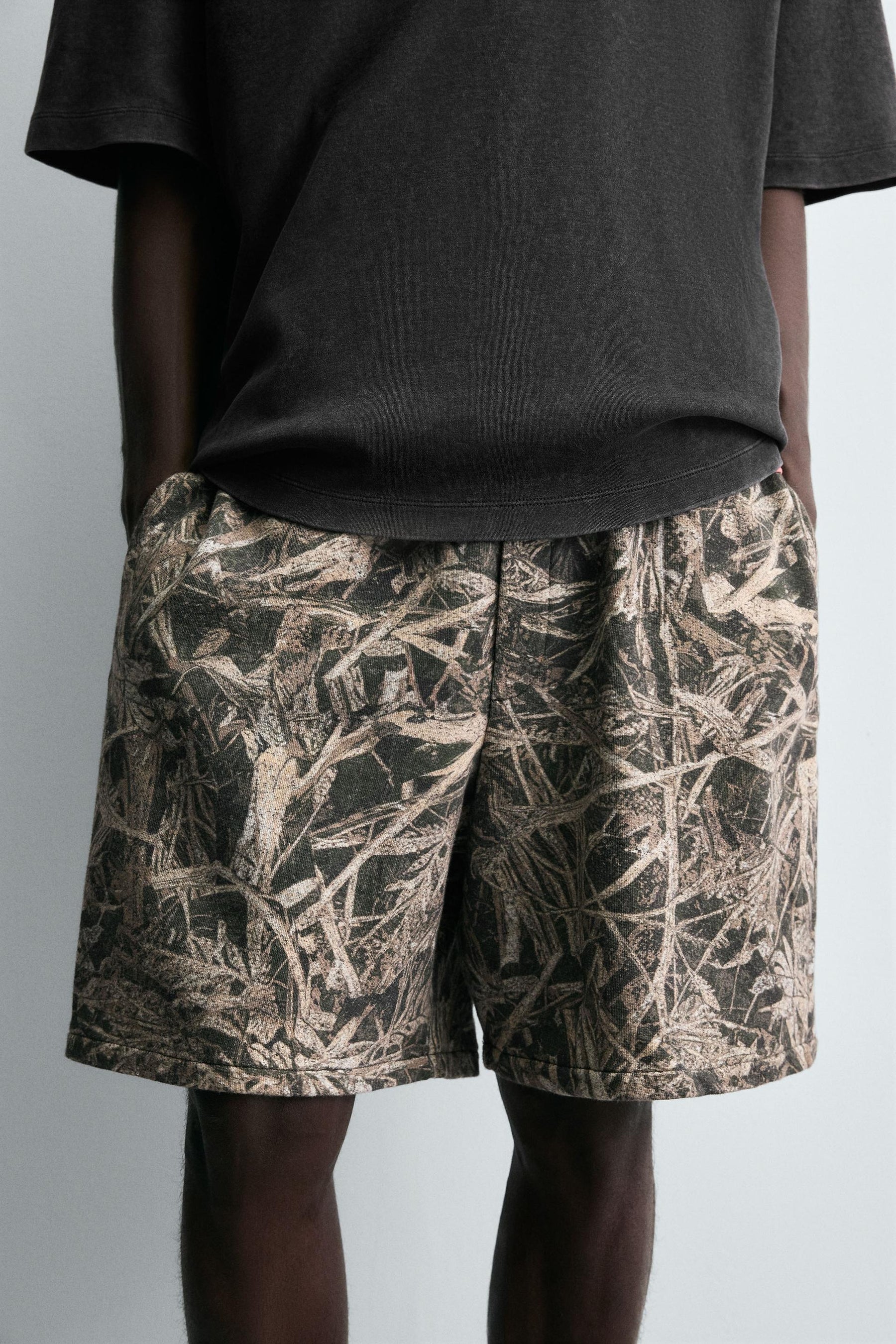 ABSTRACT PRINT BERMUDA SHORTS - Image 4