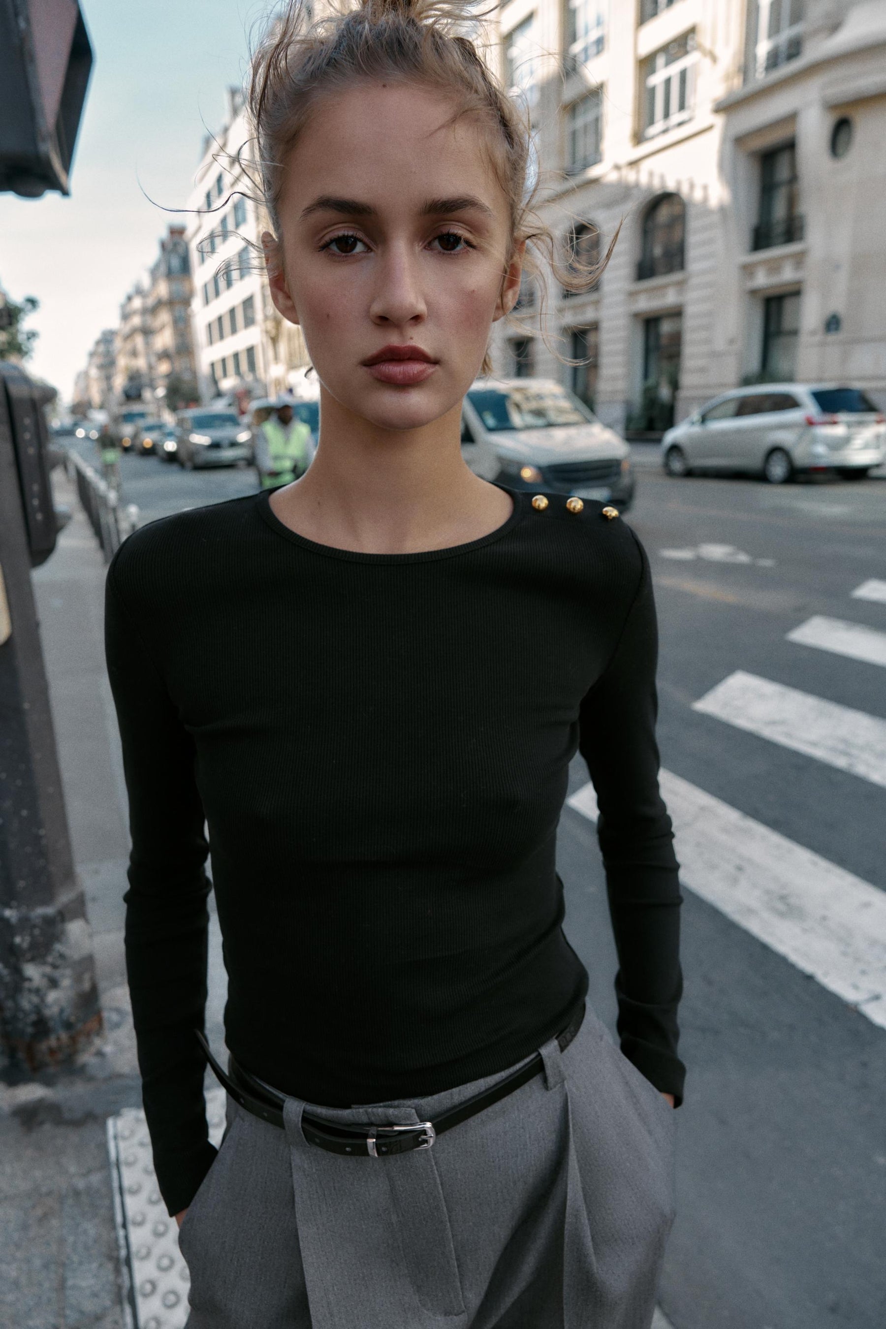 Geripptes T-Shirt mit Knopfleiste