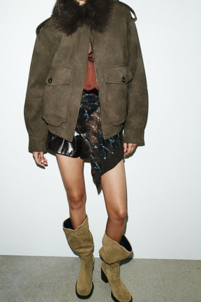 ABNEHMBARER KRAGEN AUS WILDLEDERKUNST