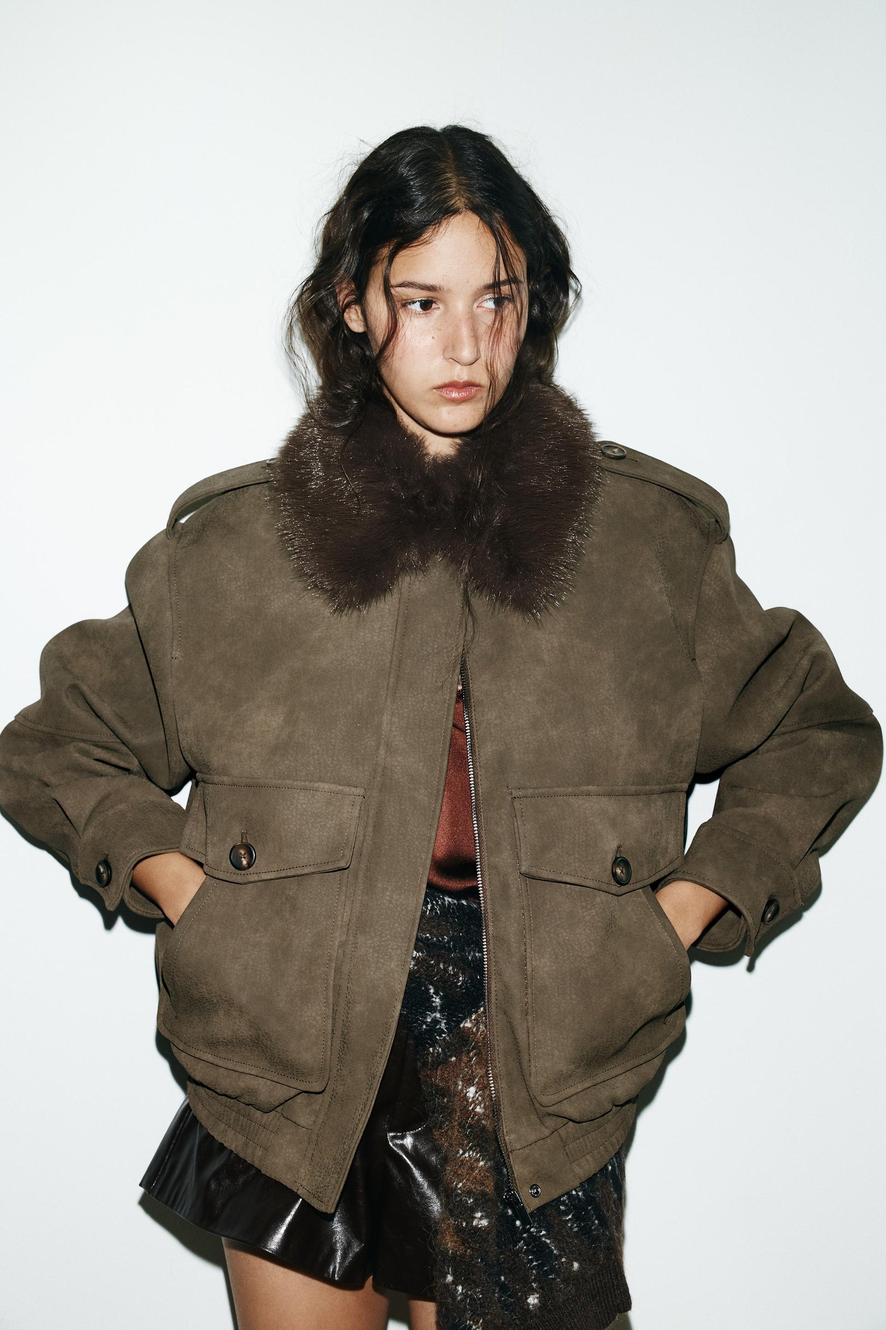 ABNEHMBARER KRAGEN AUS WILDLEDERKUNST