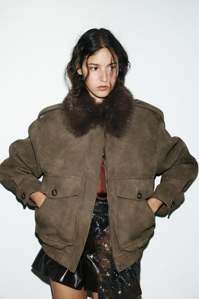 ABNEHMBARER KRAGEN AUS WILDLEDERKUNST