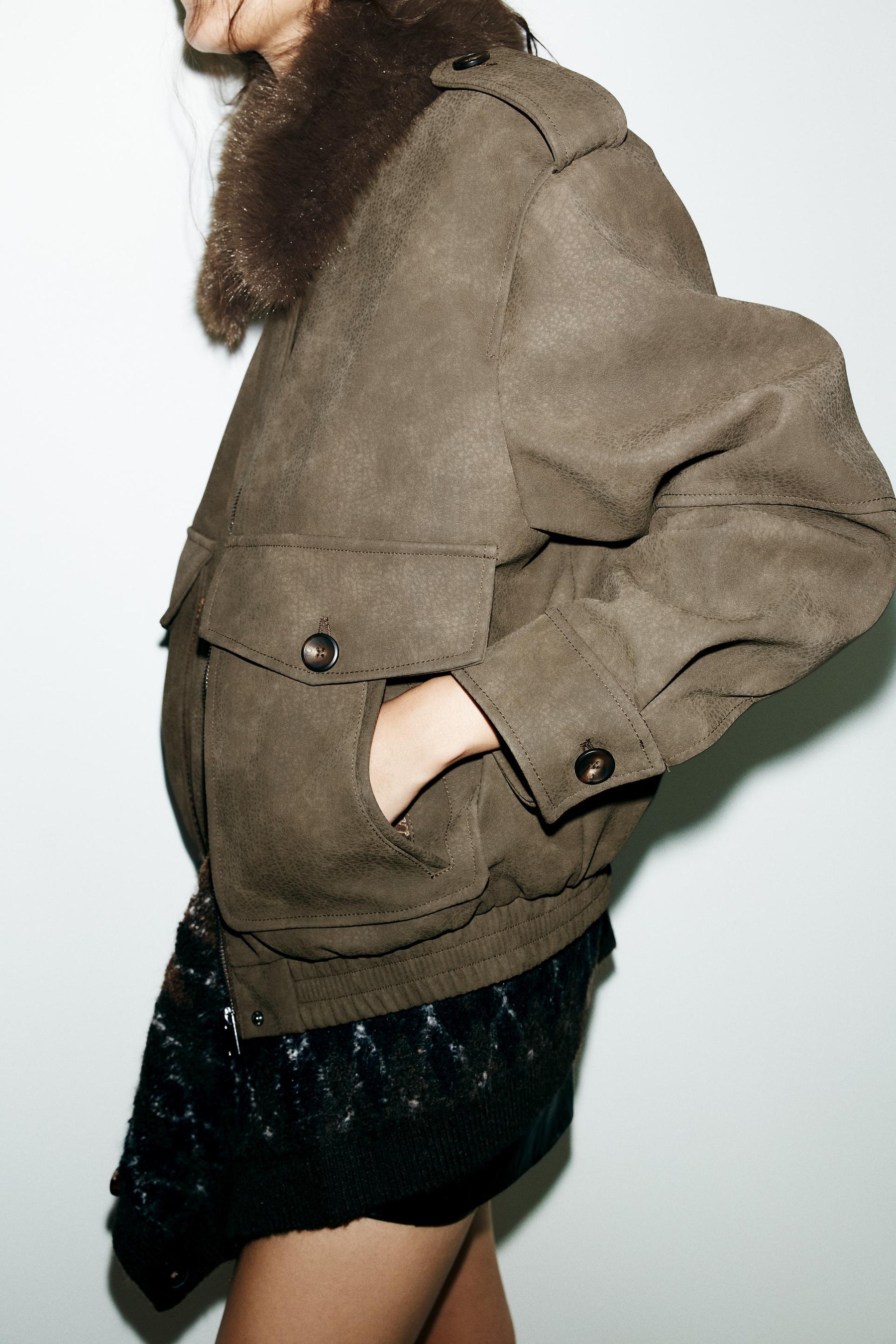 ABNEHMBARER KRAGEN AUS WILDLEDERKUNST