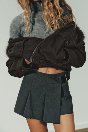 ABNEHMBARER KRAGEN AUS WILDLEDERKUNST