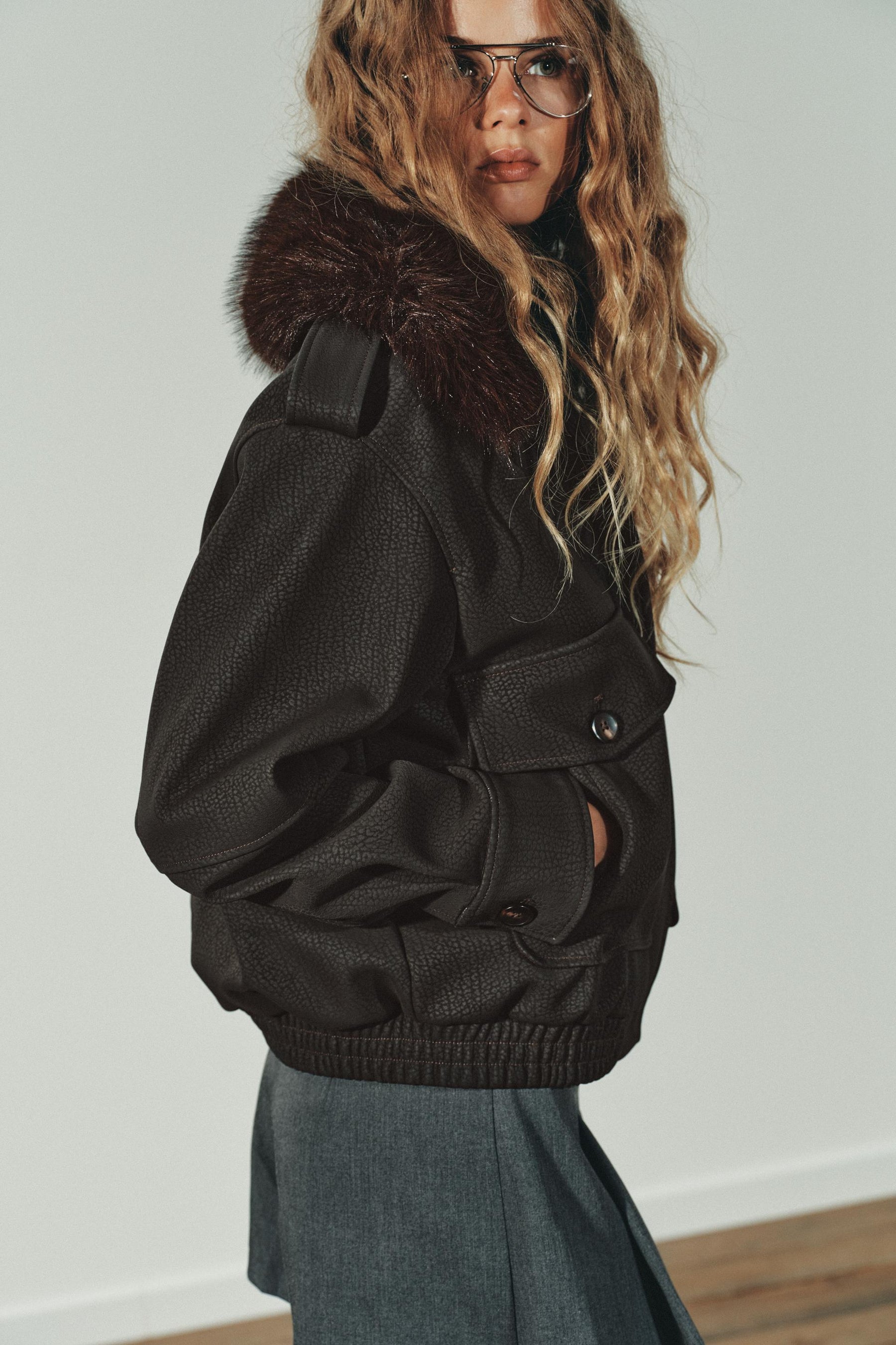 ABNEHMBARER KRAGEN AUS WILDLEDERKUNST