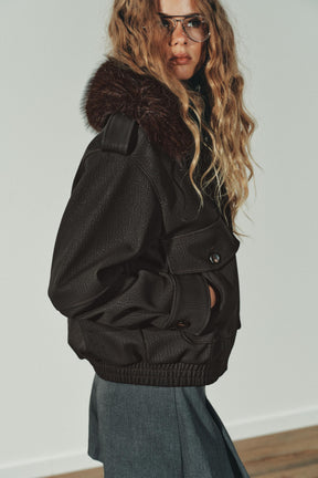 ABNEHMBARER KRAGEN AUS WILDLEDERKUNST