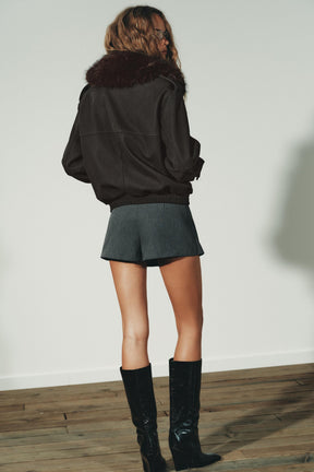 ABNEHMBARER KRAGEN AUS WILDLEDERKUNST