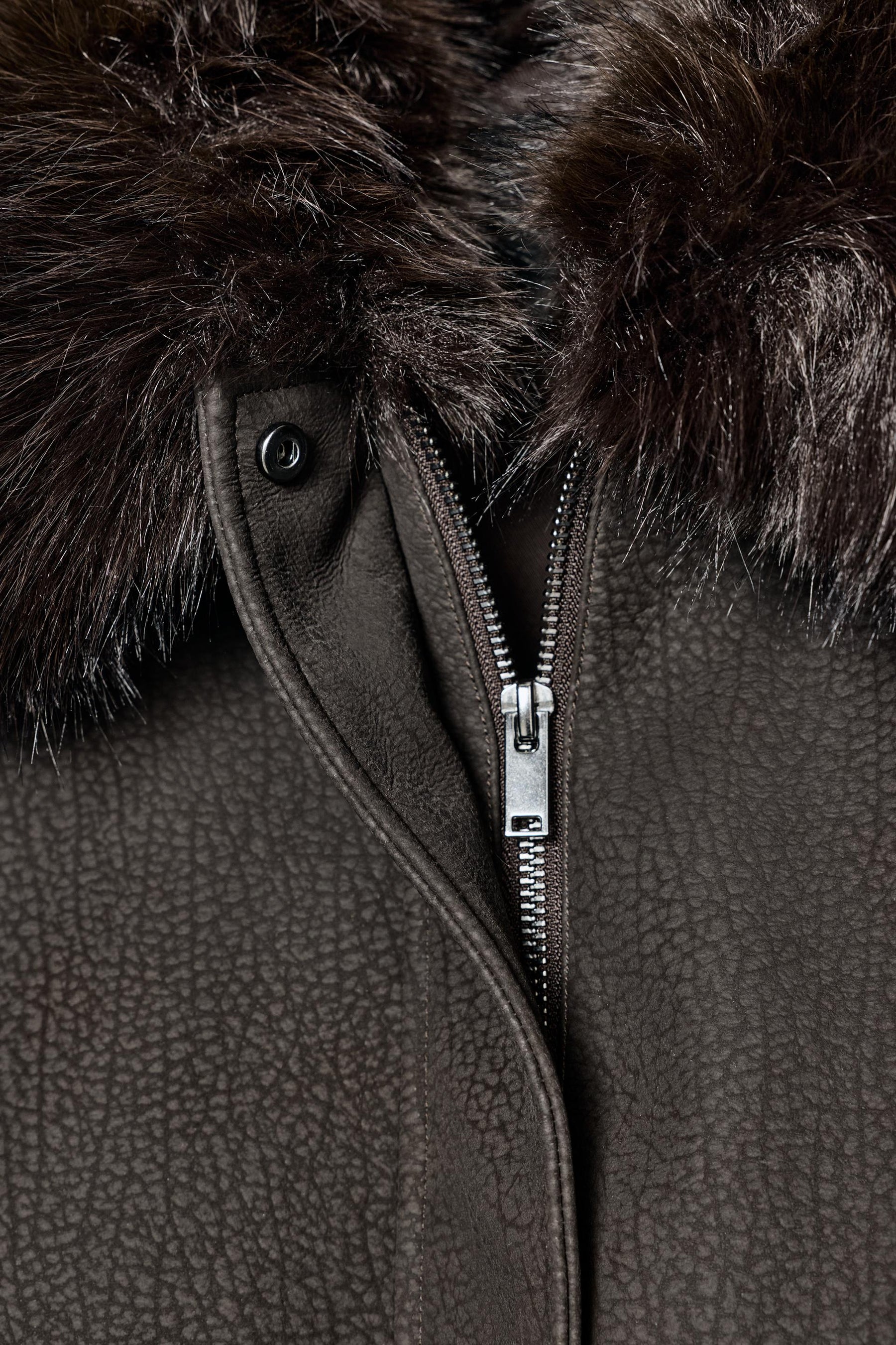 ABNEHMBARER KRAGEN AUS WILDLEDERKUNST