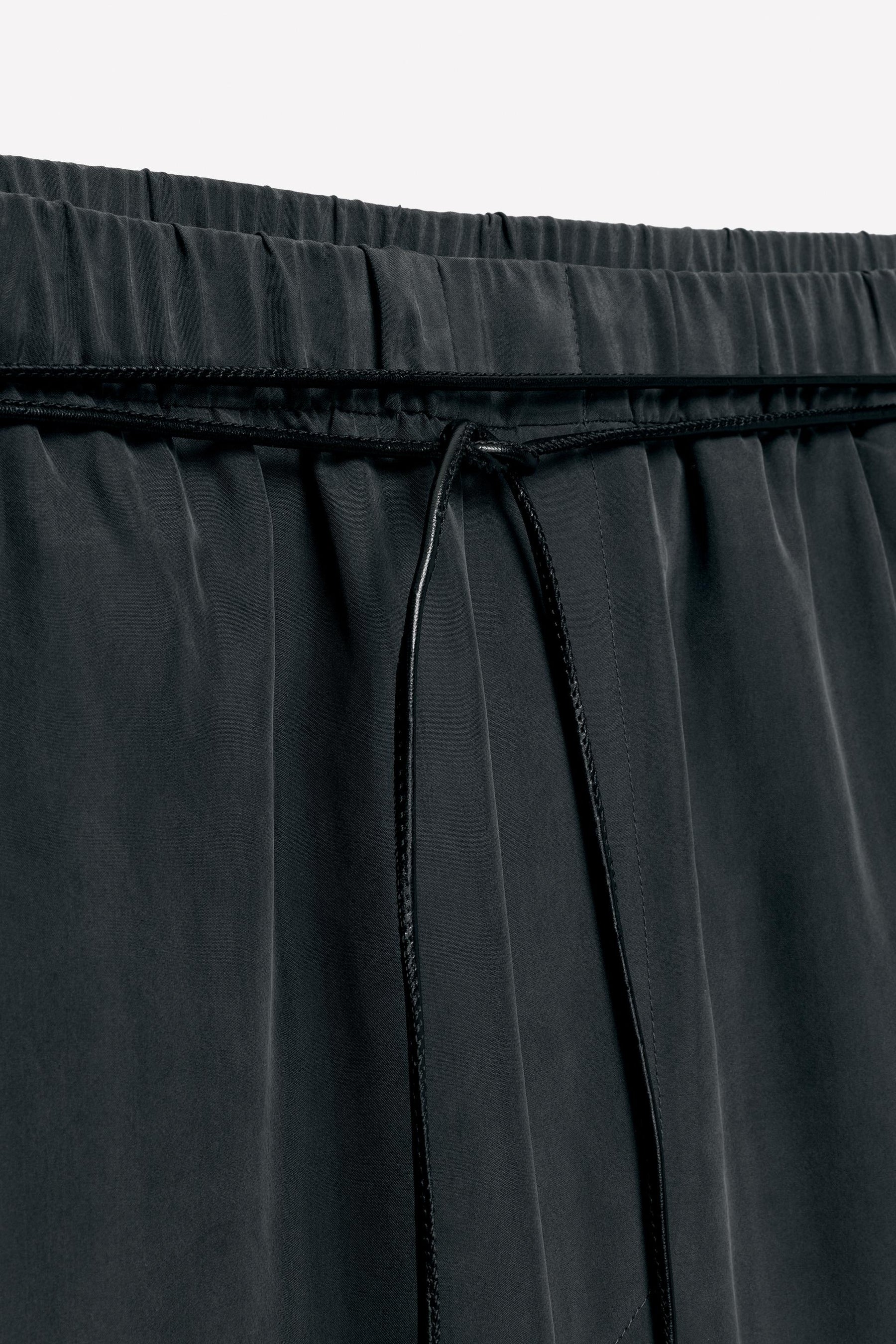 Seidenhose mit Gürtel.