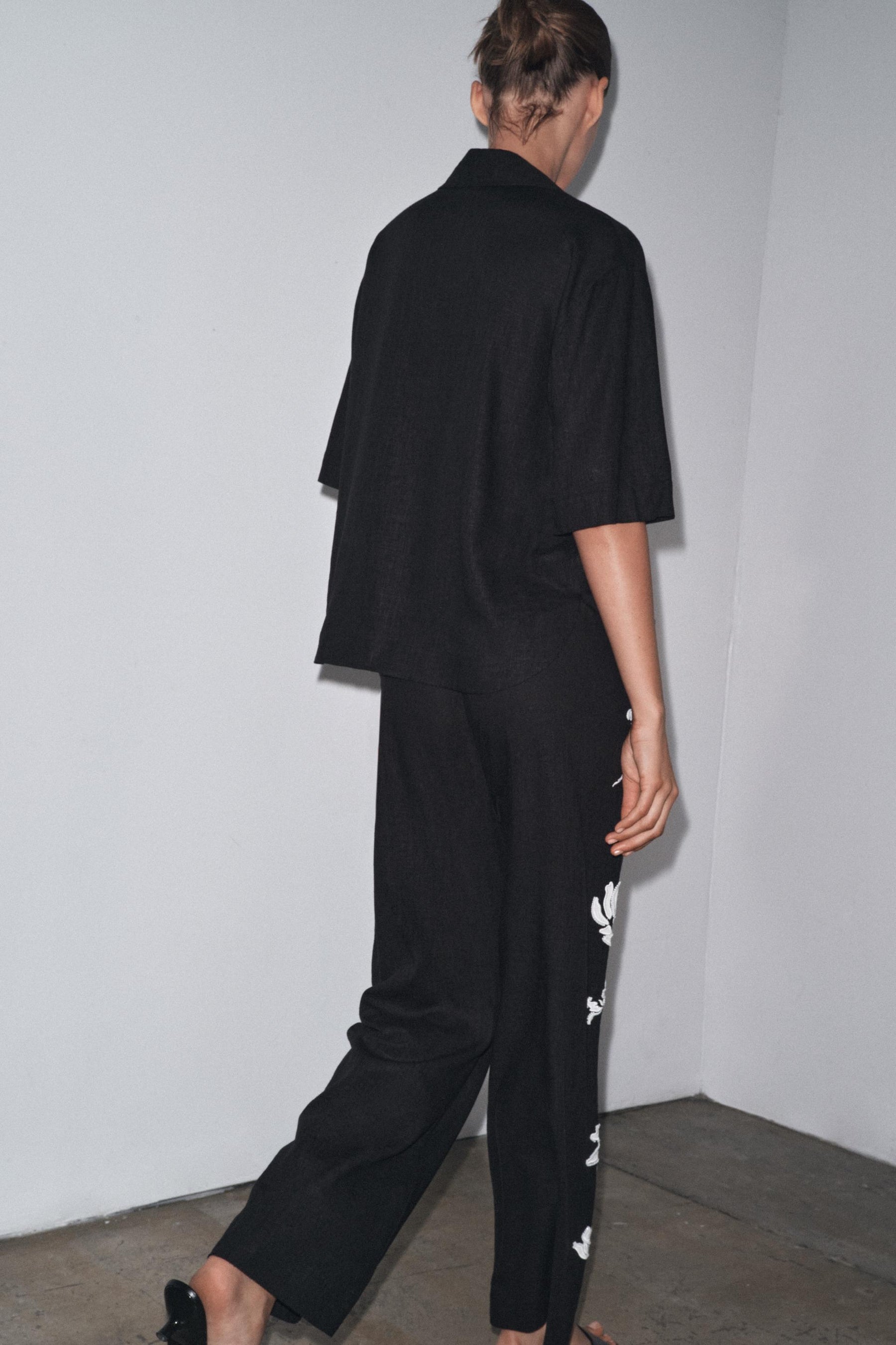 Hose mit Perlenstickerei