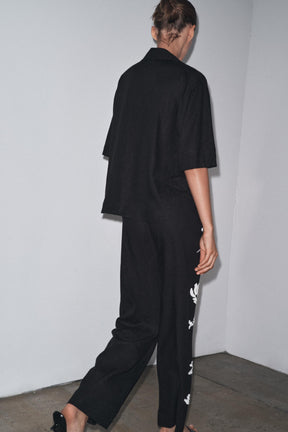 Hose mit Perlenstickerei