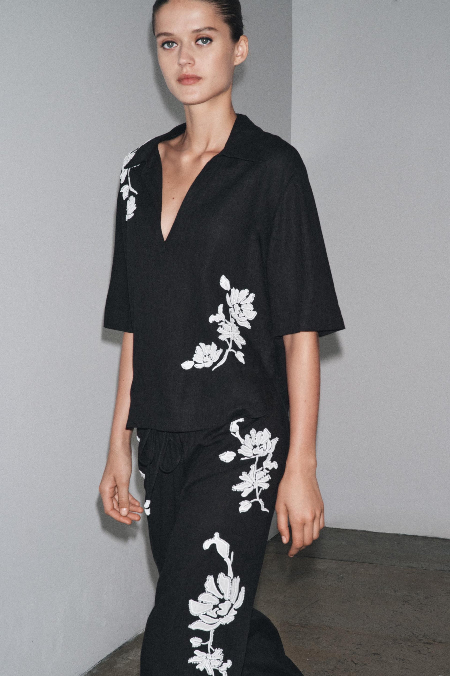 Hose mit Perlenstickerei