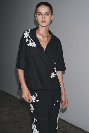 Hose mit Perlenstickerei