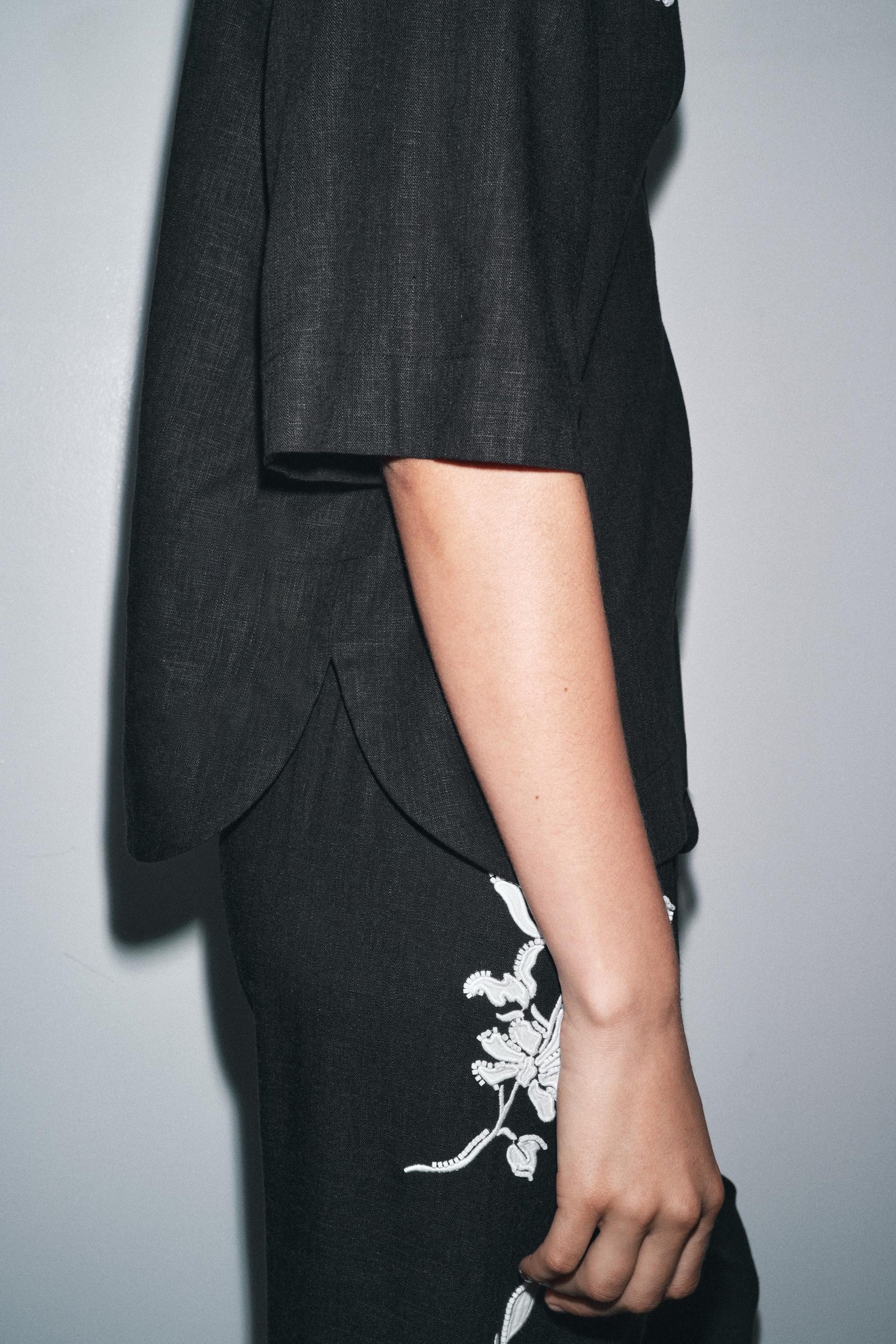 Hose mit Perlenstickerei