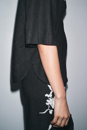 Hose mit Perlenstickerei