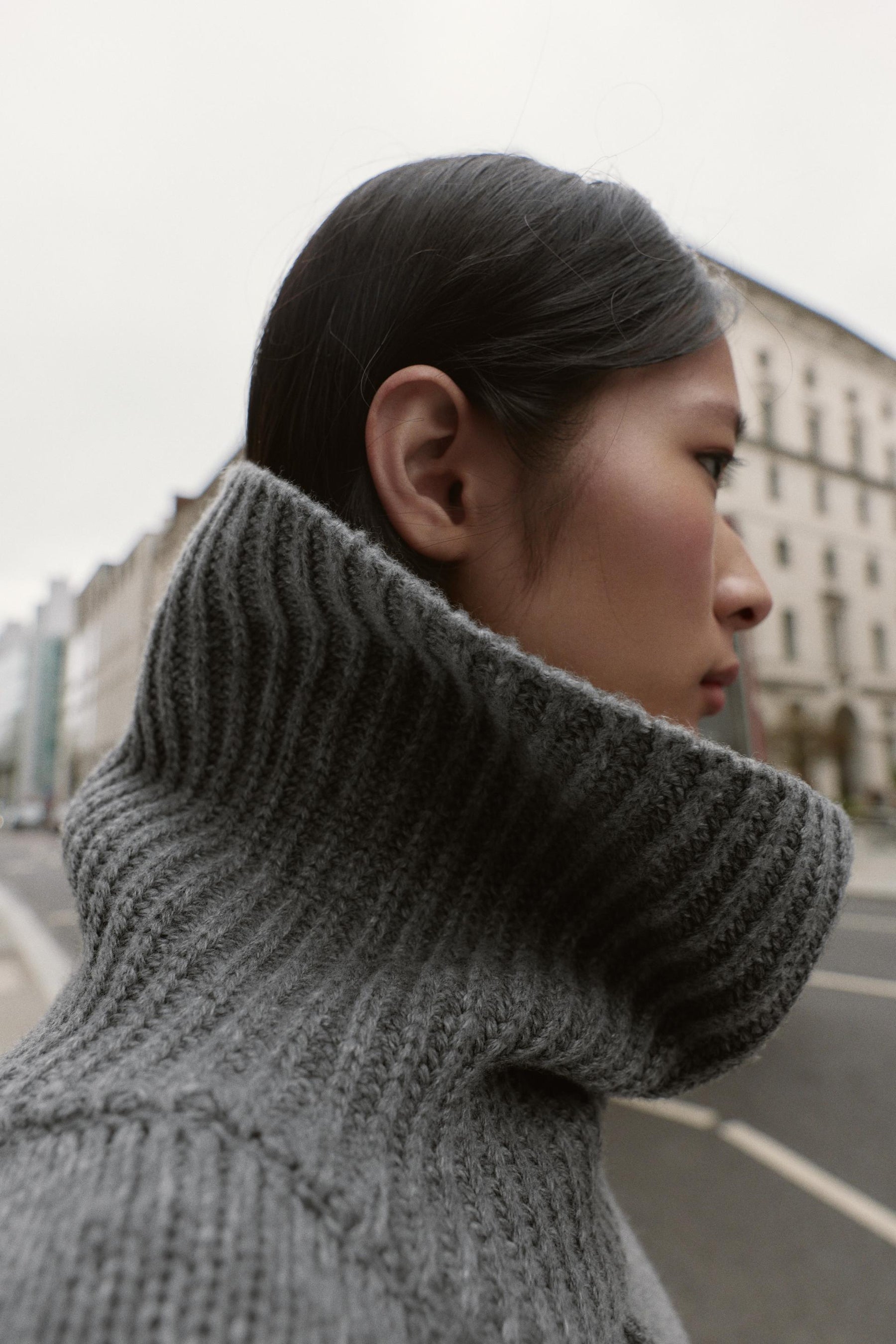 ÜBERGRÖSSERTER STRICKPULLOVER