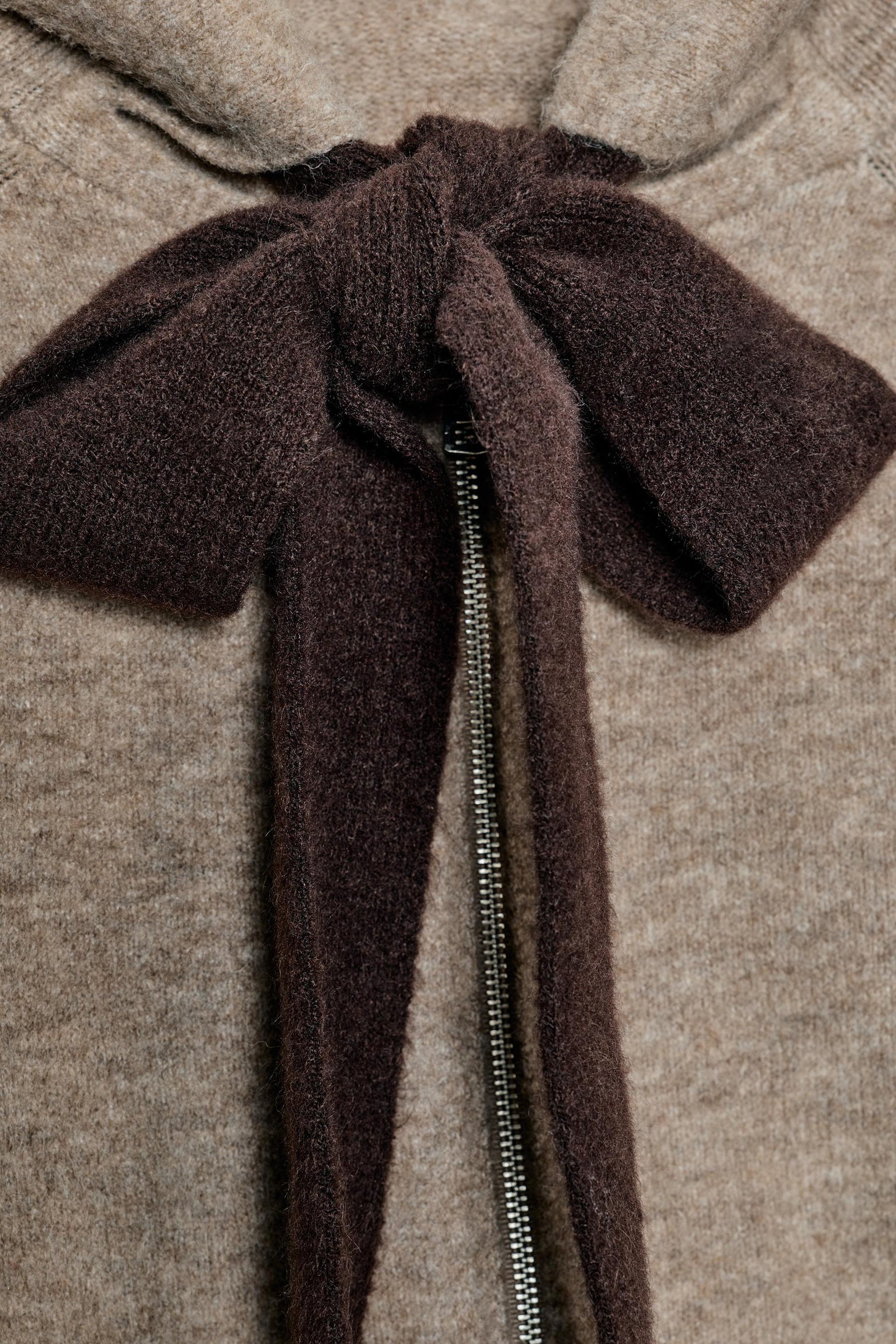 Strickjacke mit Schleifendetails