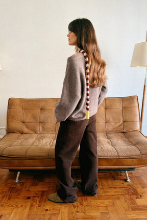 Strickpullover mit Brosche