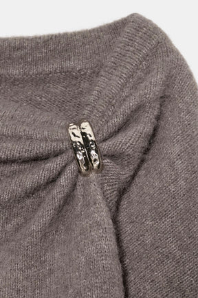 Strickpullover mit Brosche