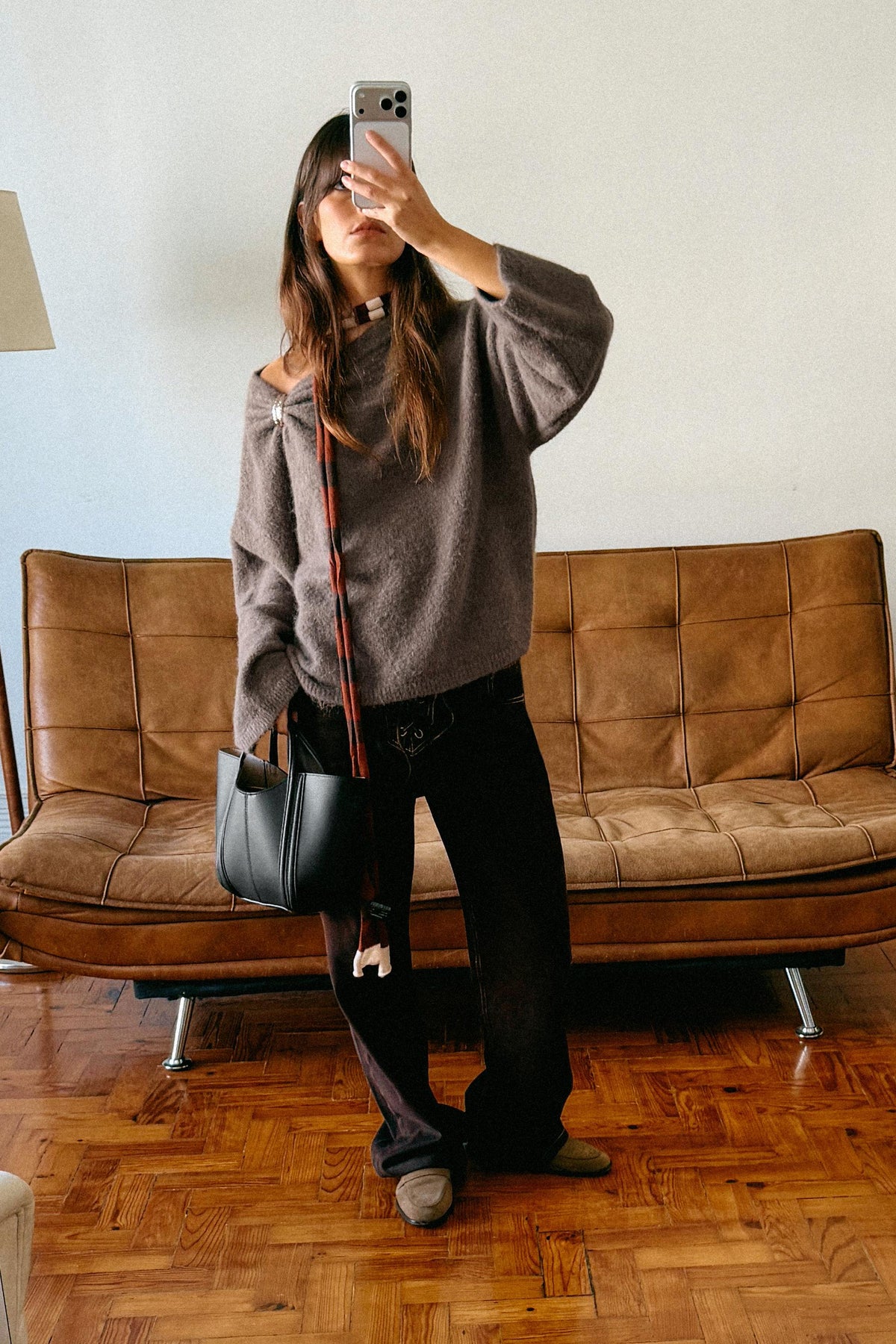 Strickpullover mit Brosche