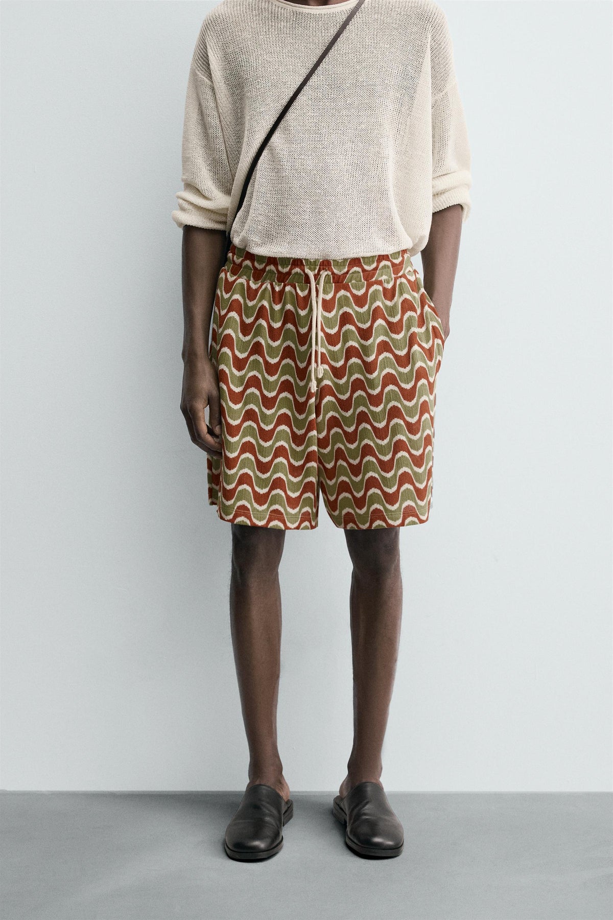 GEOMETRIC JACQUARD BERMUDA SHORTS - Image 2