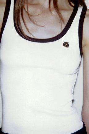 Oberteil mit kontrastfarbenem Besatz und Broschenakzenten