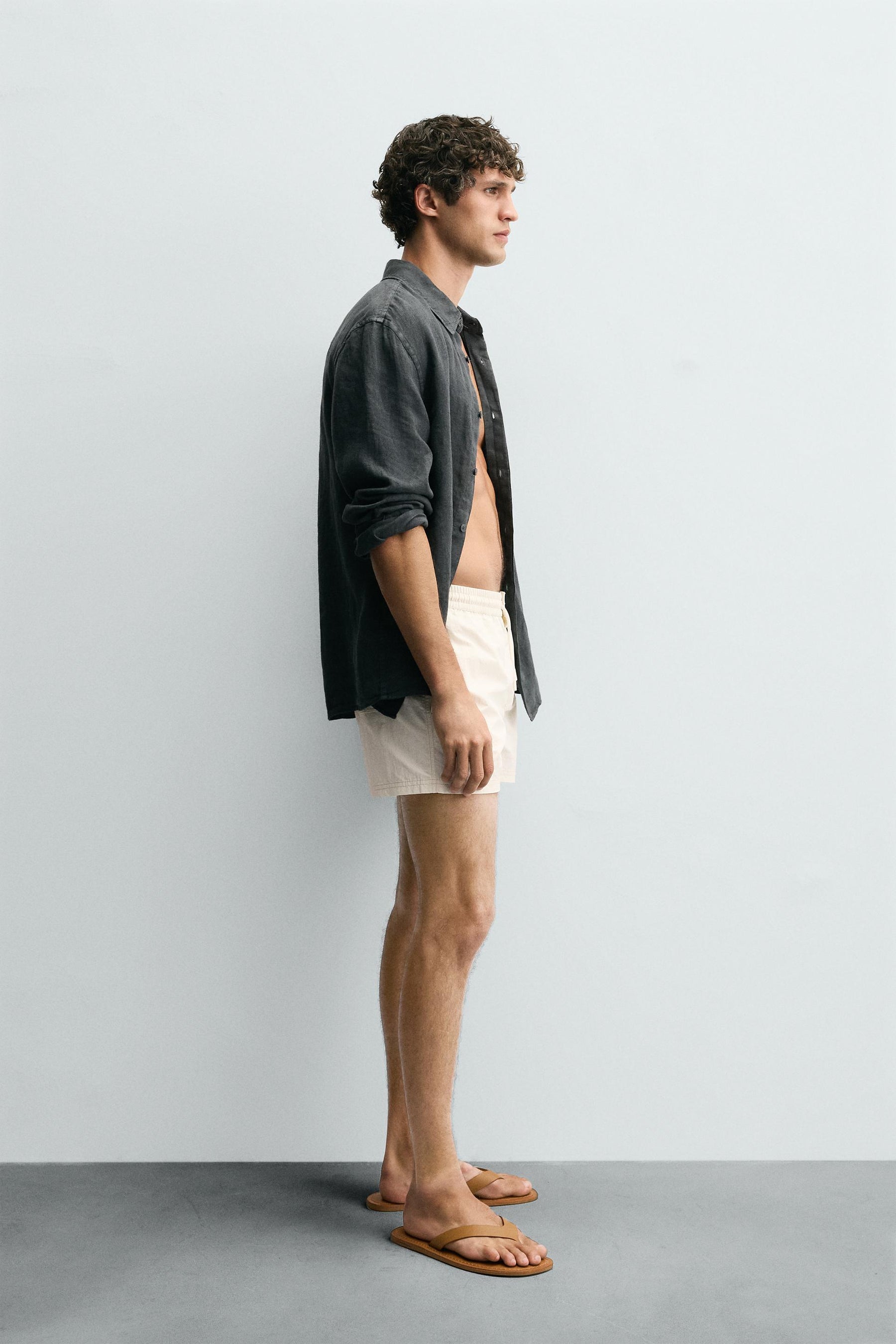 CONTRAST MID-LENGTH SWIMMING TRUNKS - Image 4