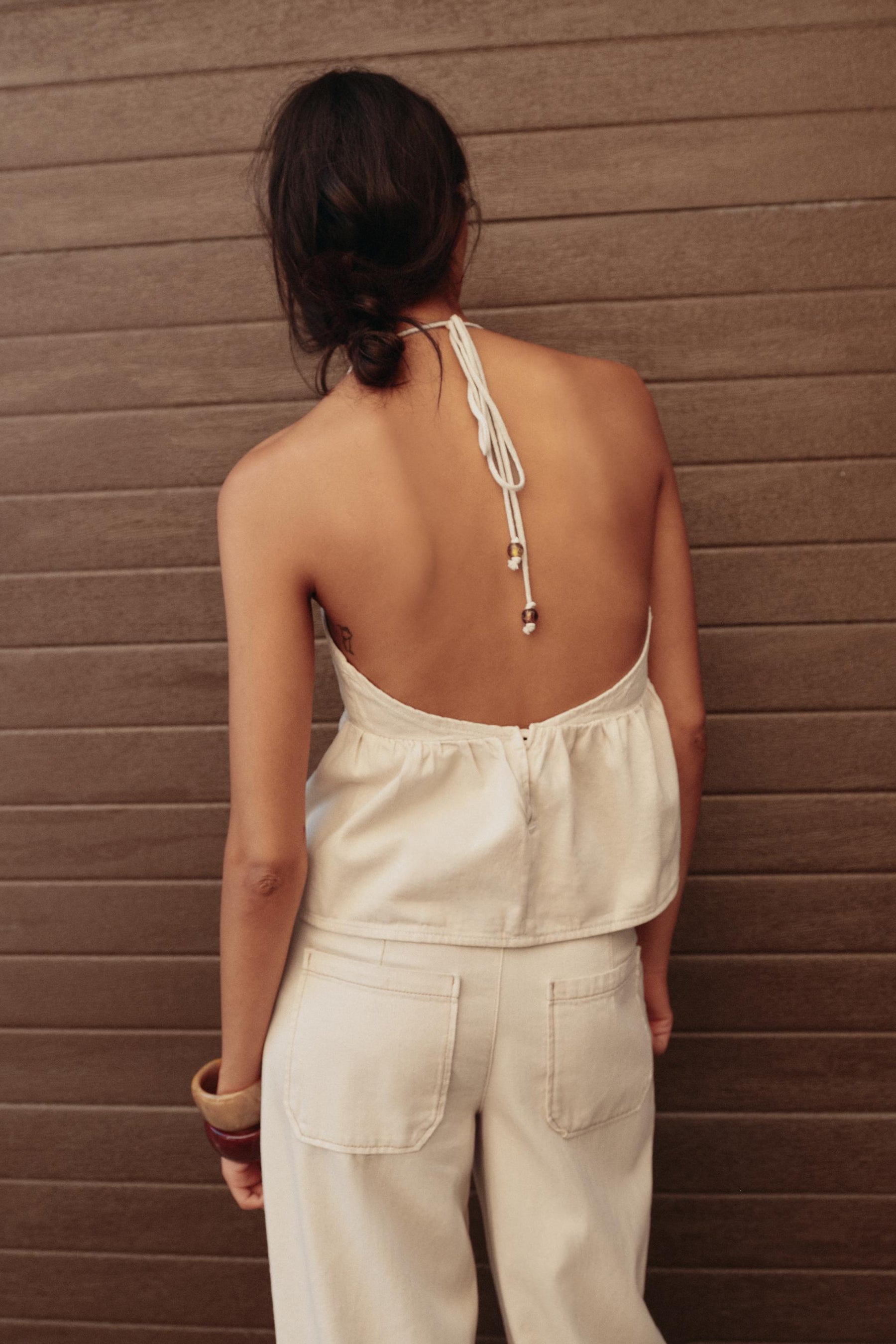 Hochgeschnittene, perlenbesetzte Jeans