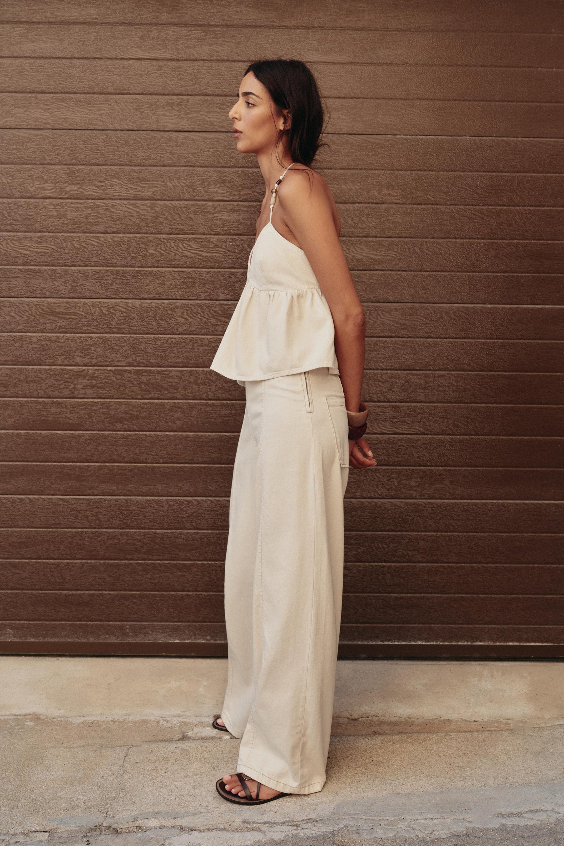 Hochgeschnittene, perlenbesetzte Jeans