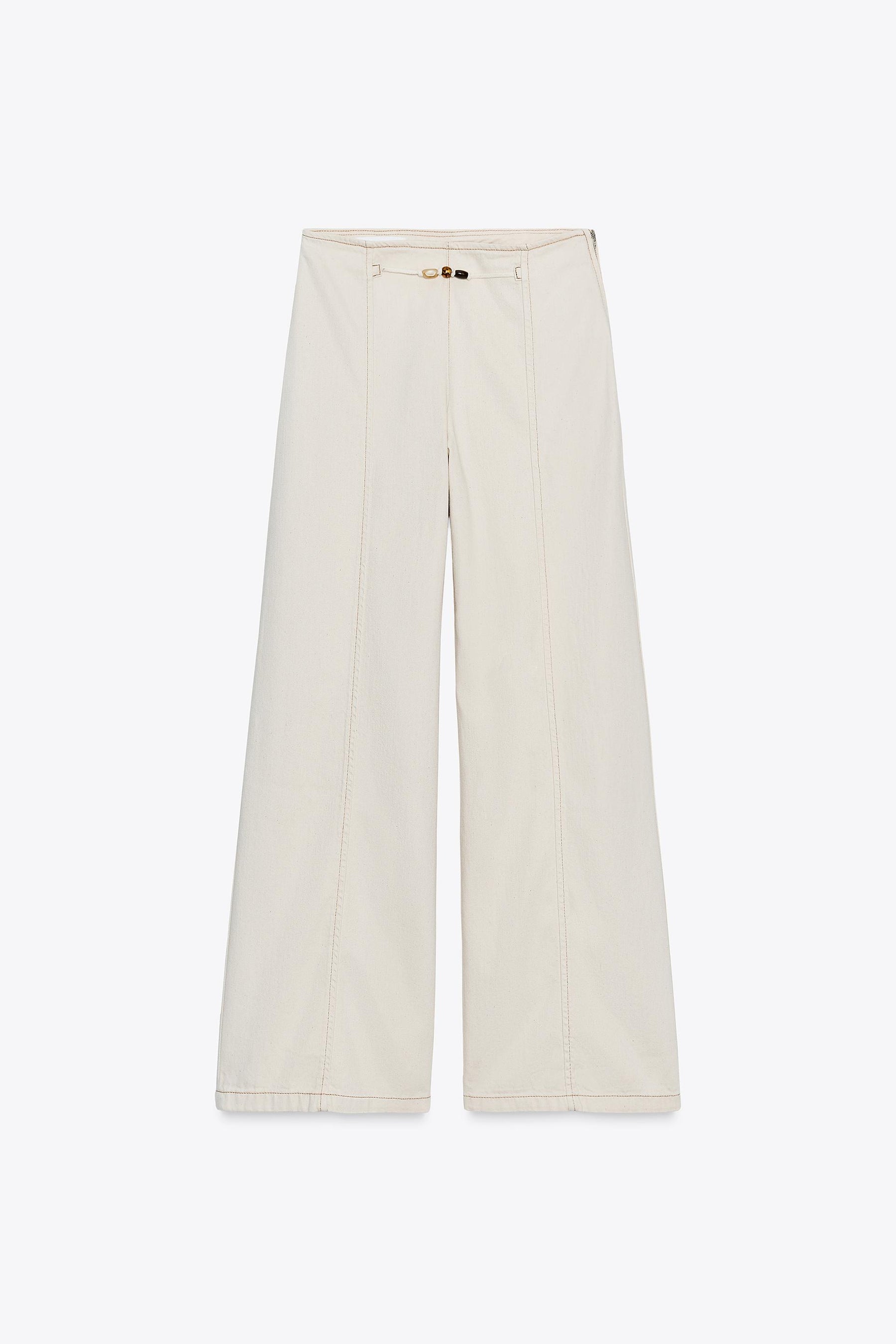 Hochgeschnittene, perlenbesetzte Jeans