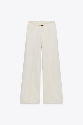 Hochgeschnittene, perlenbesetzte Jeans