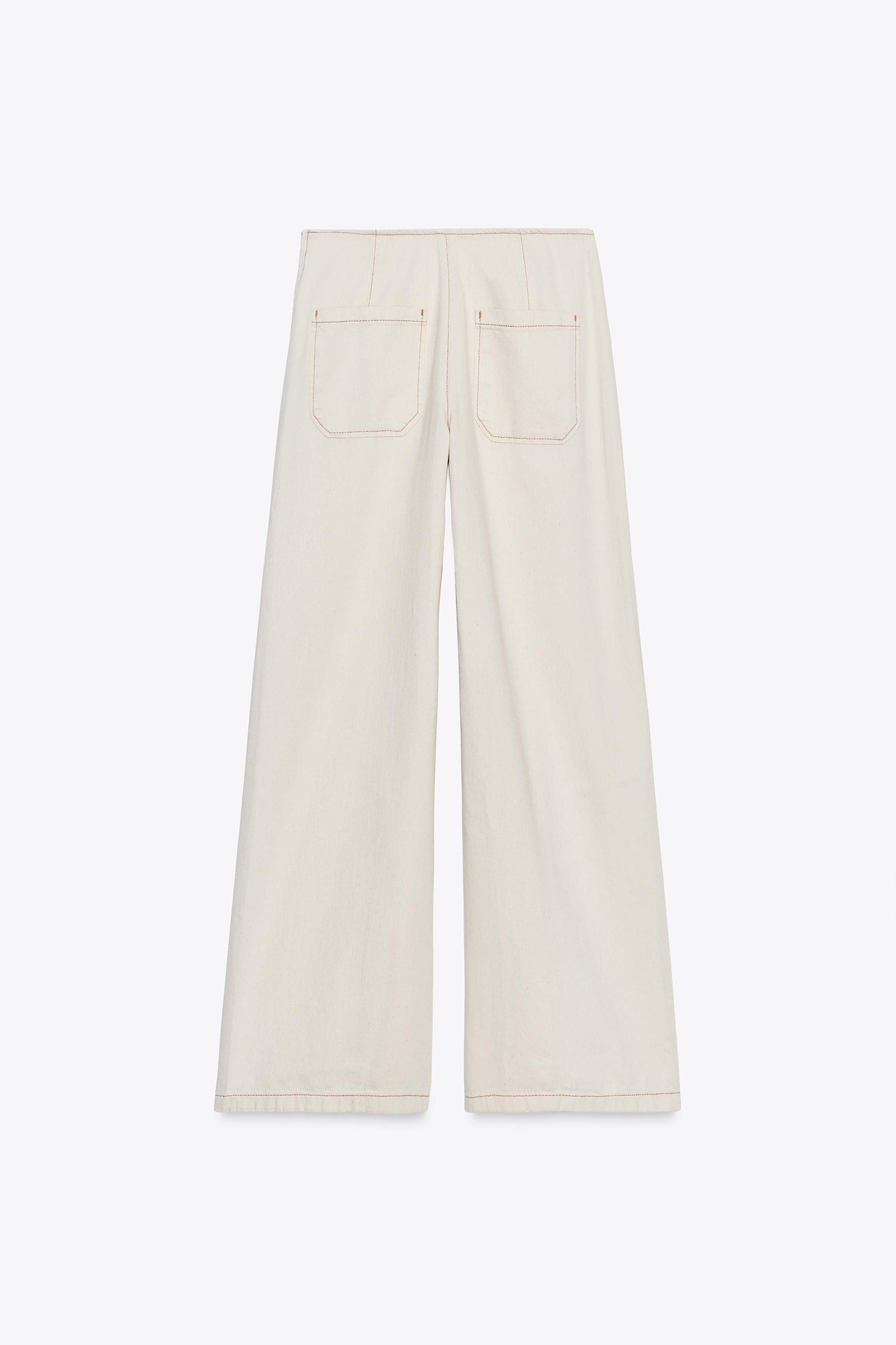 Hochgeschnittene, perlenbesetzte Jeans