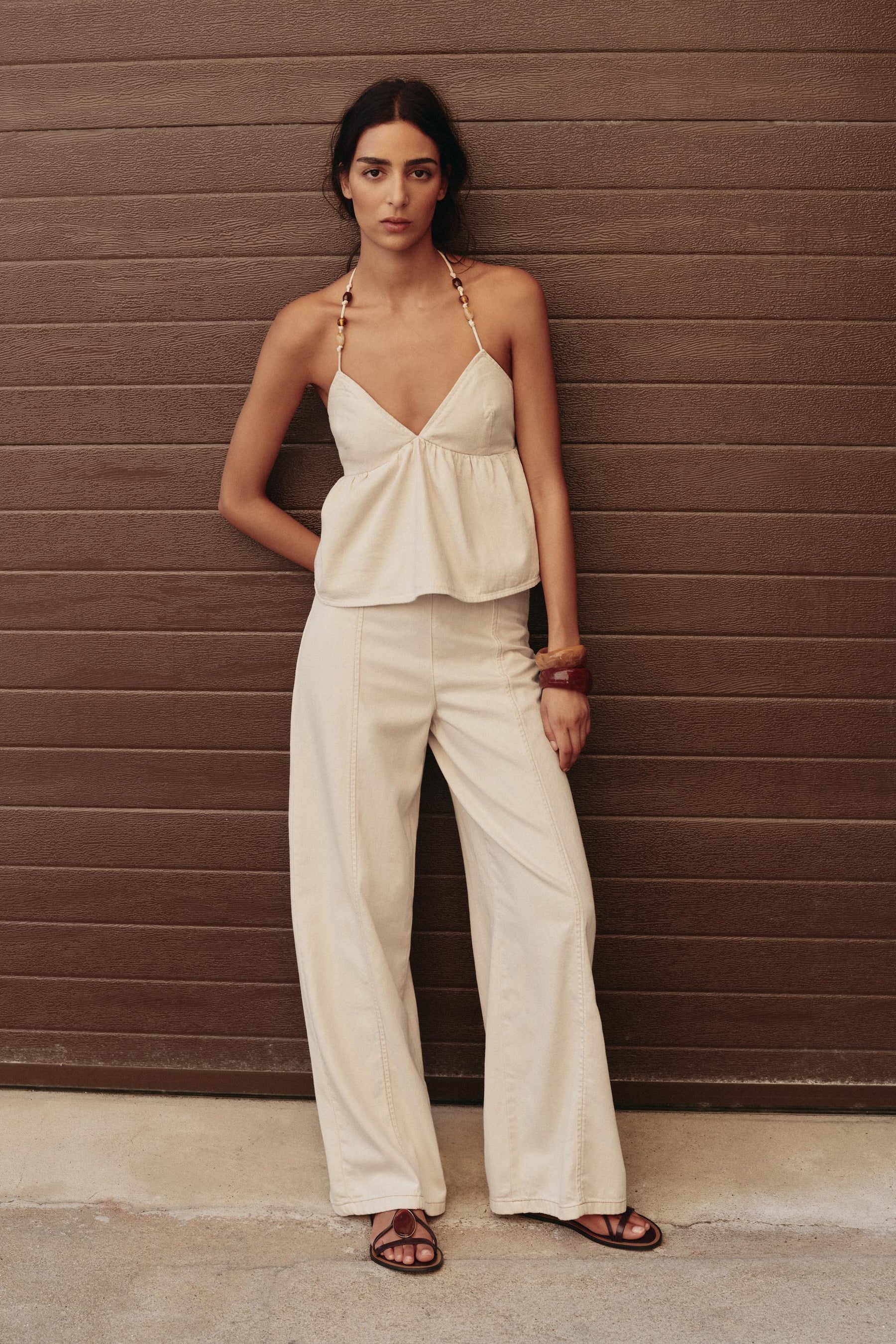 Hochgeschnittene, perlenbesetzte Jeans