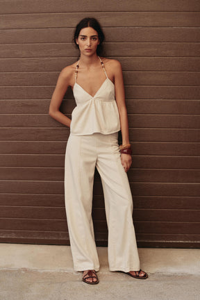 Hochgeschnittene, perlenbesetzte Jeans