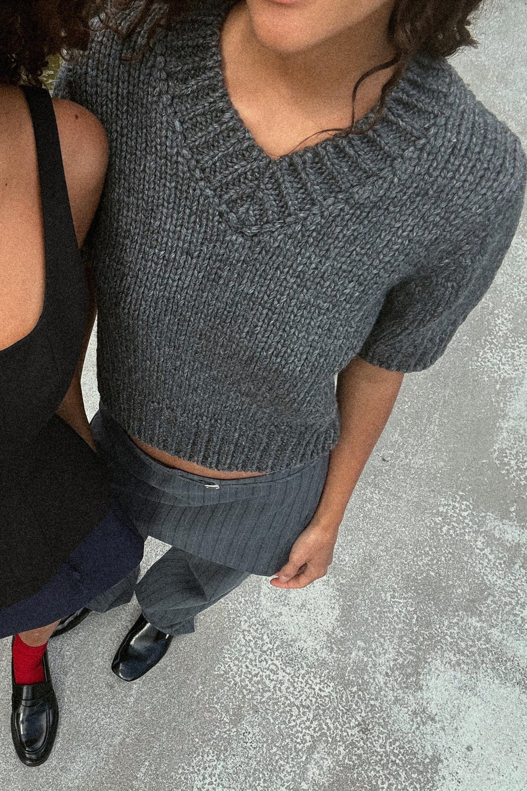 Kurzer V-Ausschnitt-Pullover