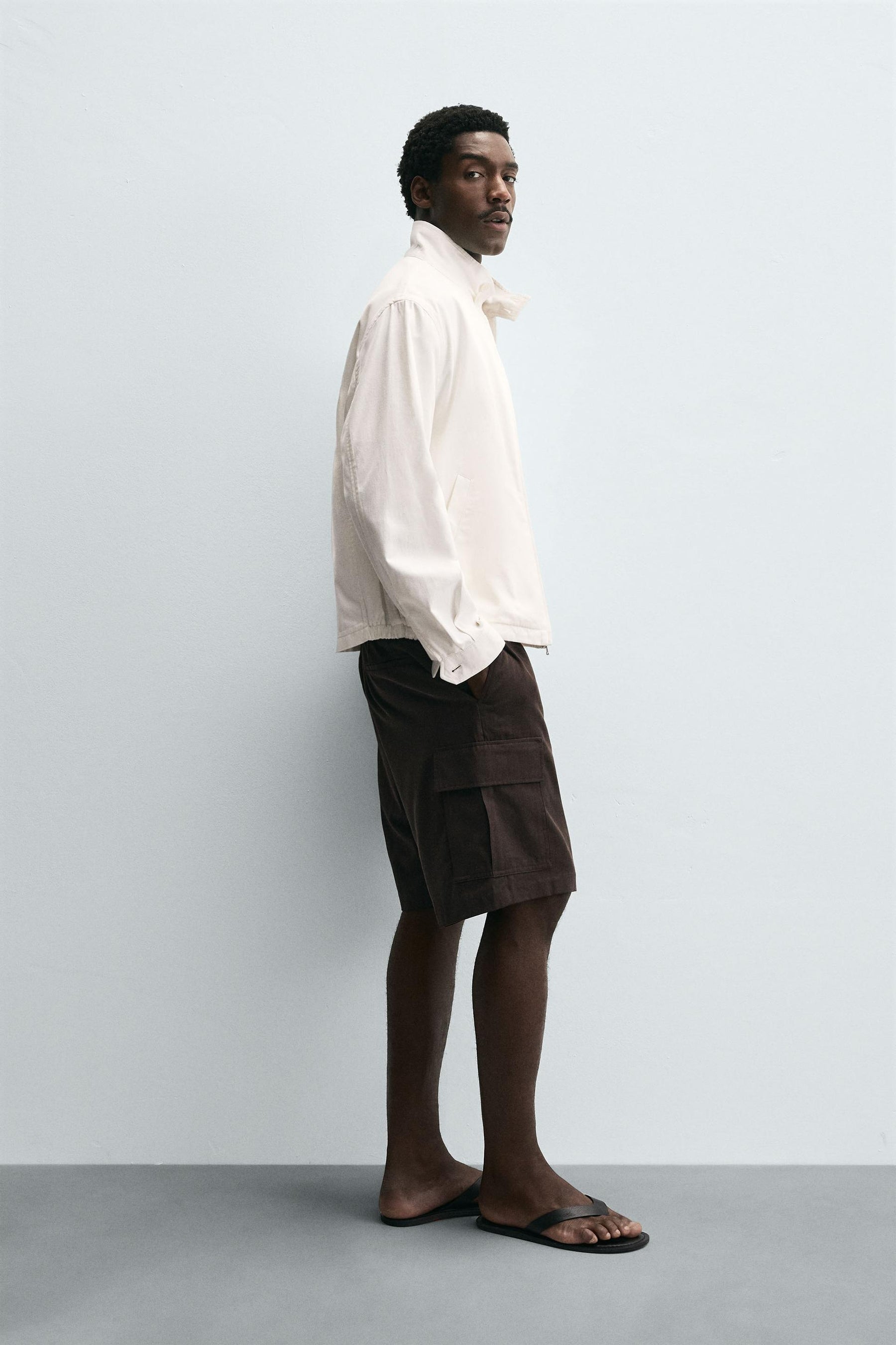 LYOCELL-COTTON CARGO BERMUDA SHORTS - Image 4