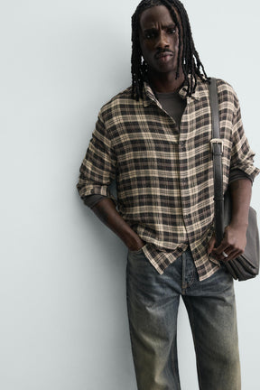 Lässiges kariertes Hemd