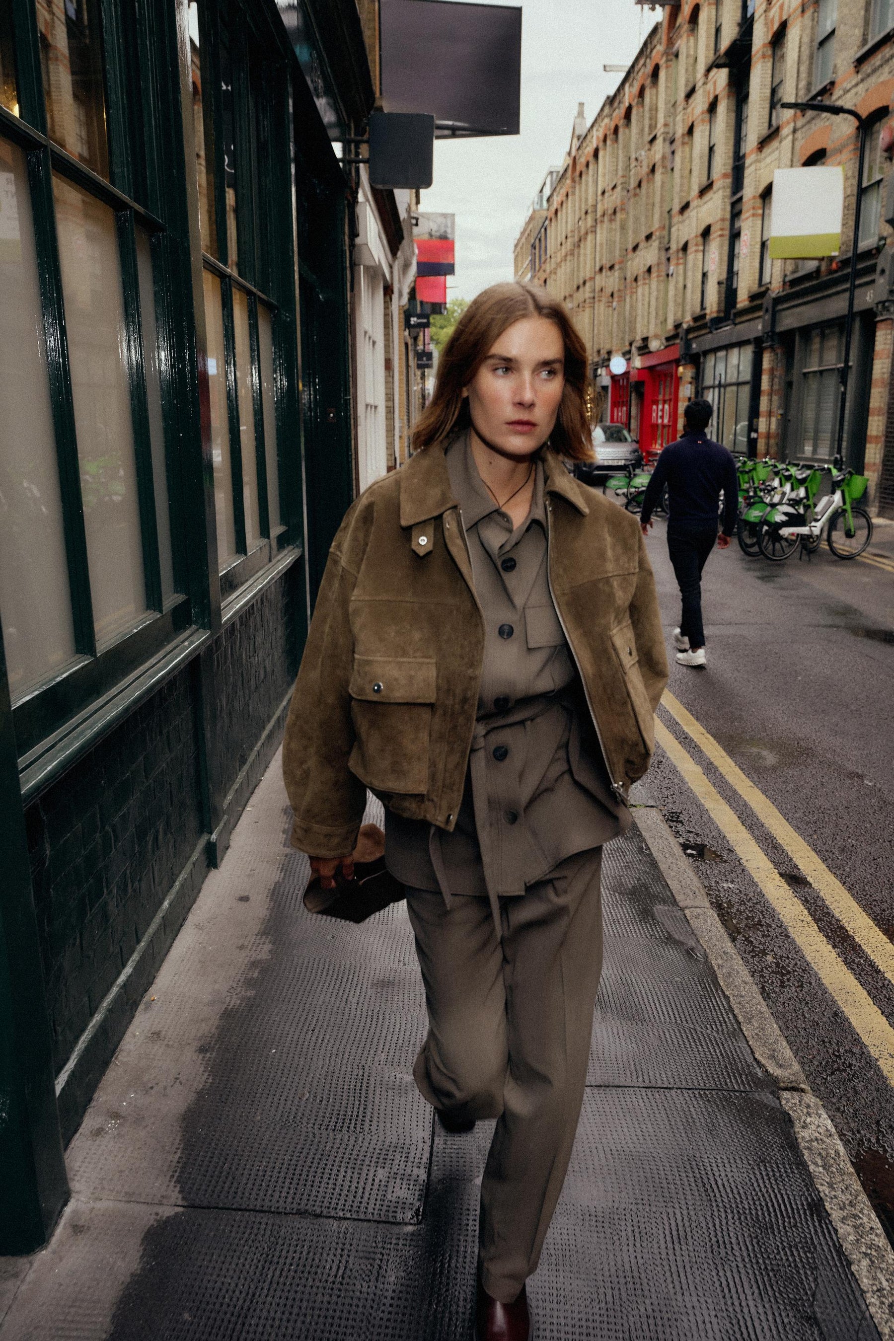 Hose mit geradem Bein und Ziernähten