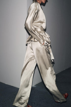 Satinhose mit Abnähern