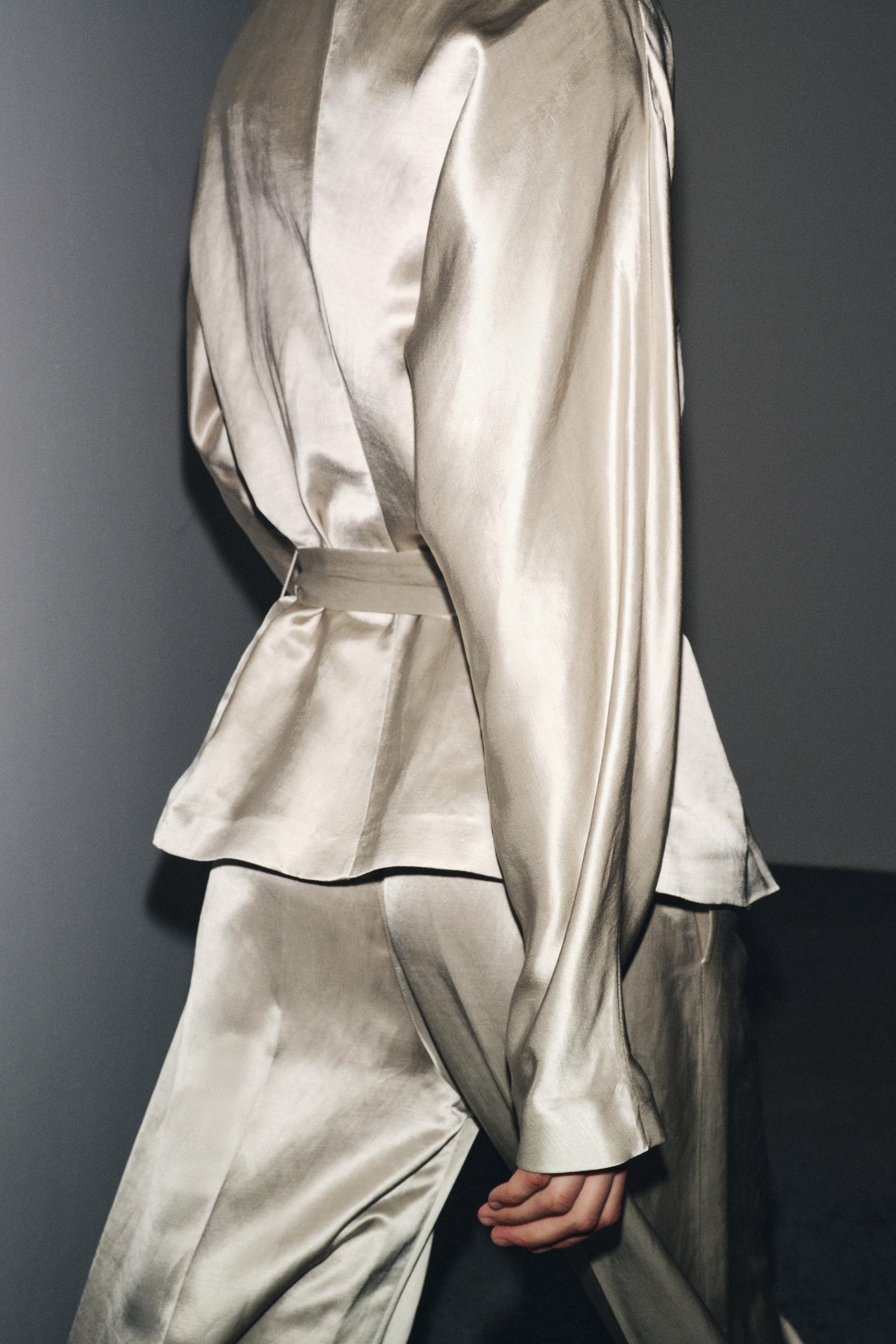 Satinhose mit Abnähern