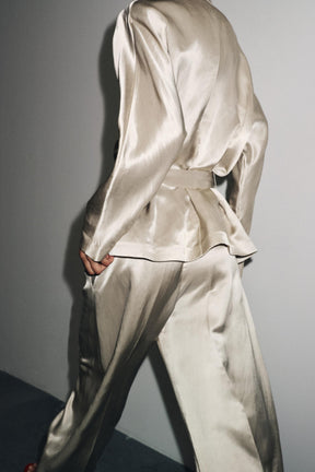 Satinhose mit Abnähern