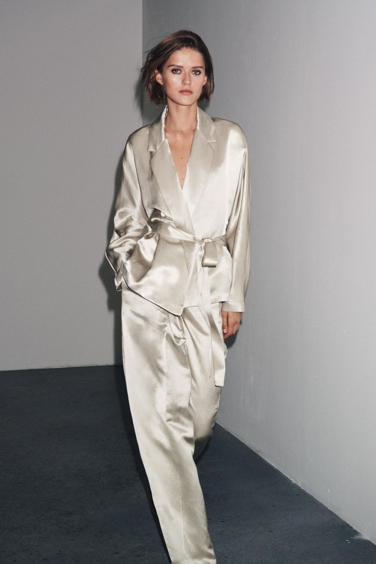 Satinhose mit Abnähern