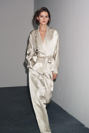 Satinhose mit Abnähern