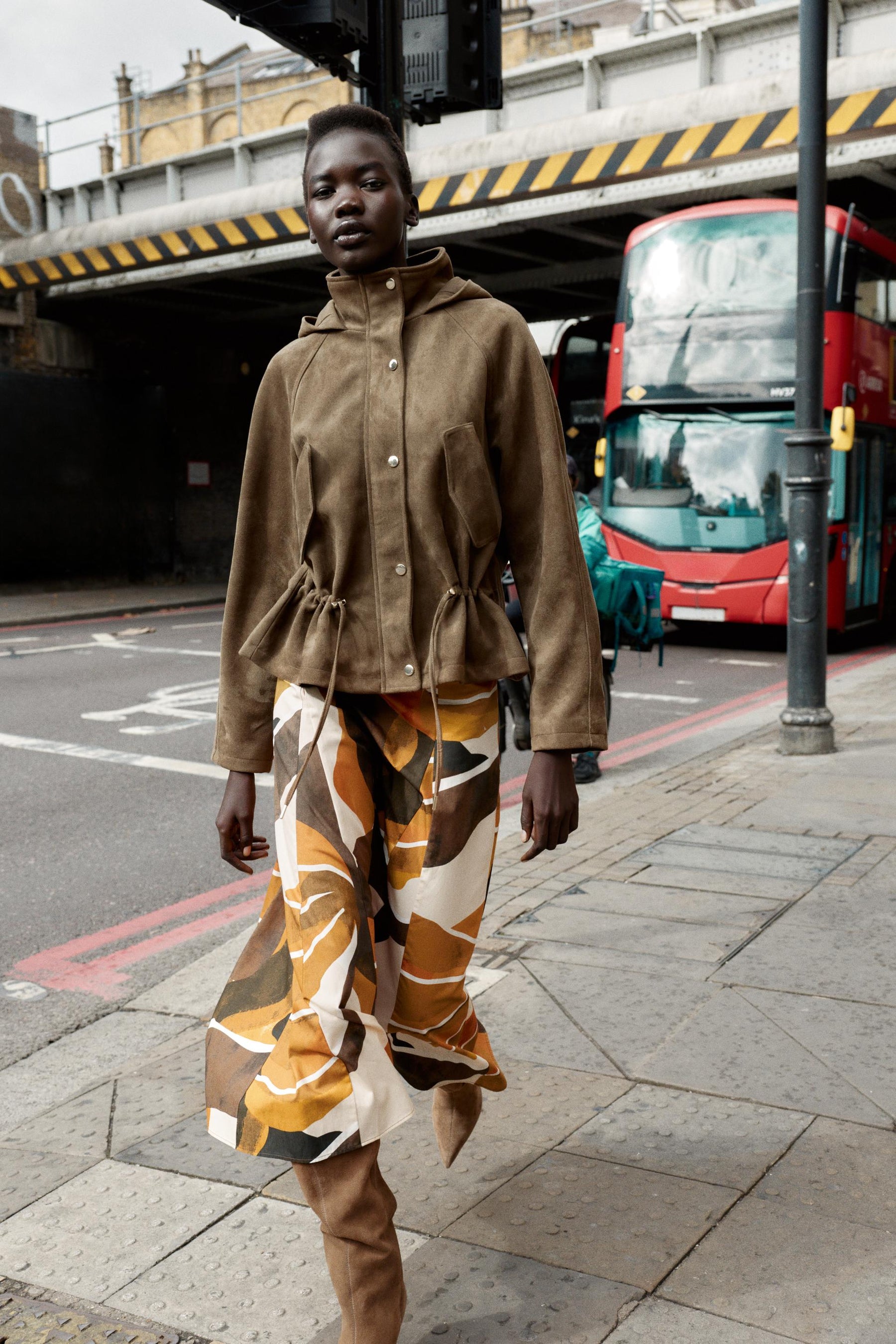 Kapuzenjacke in Wildlederoptik