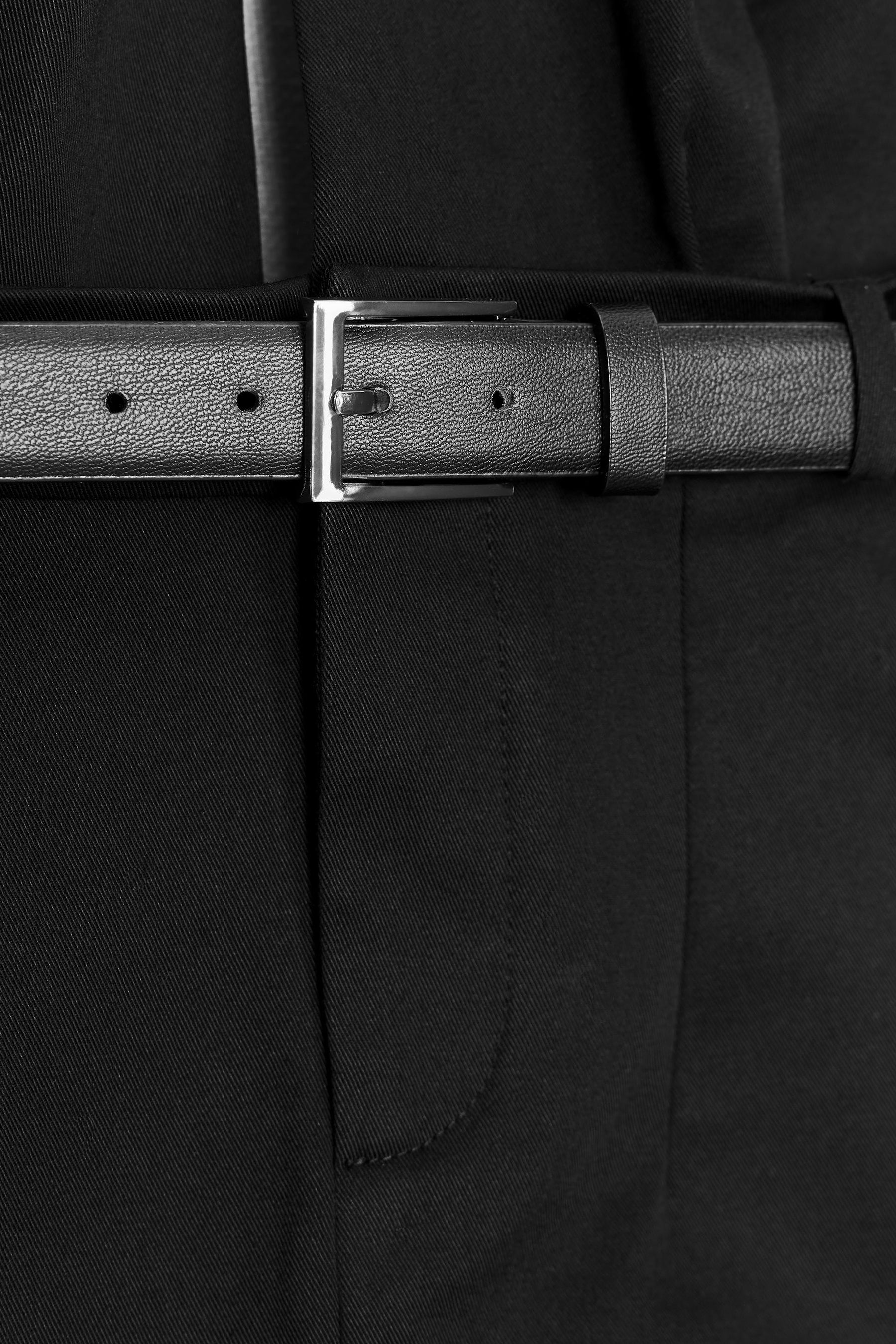 Neckholder-Top mit Gürtel