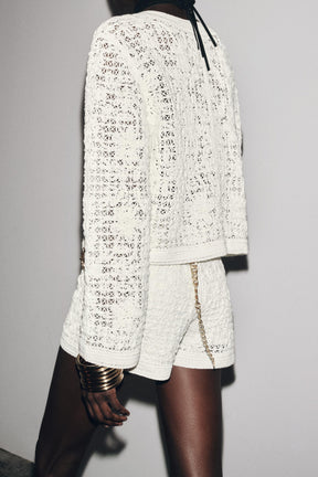 Gehäkelte Strickjacke mit Knopfleiste