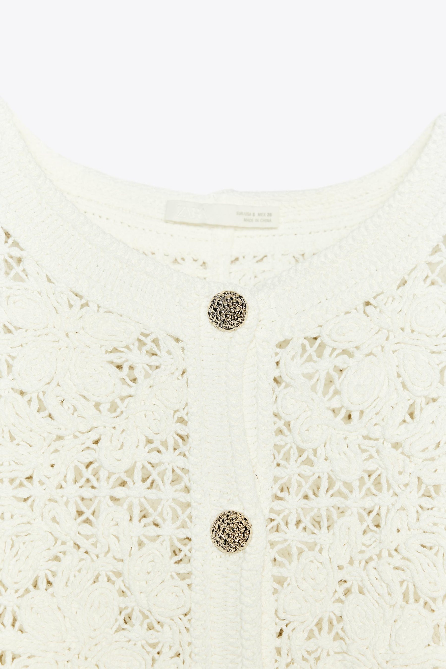 Gehäkelte Strickjacke mit Knopfleiste